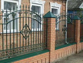 Забор из кирпича с элементами ковки купить Москва